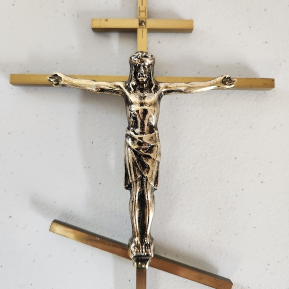Vintage Metal Crucifix Catholic Religious Decor Jesus Cross Gold Tone Christian - Picture 2 of 7